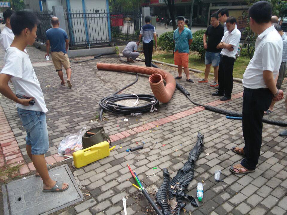 危难之时显身手   爱岗敬业保平安