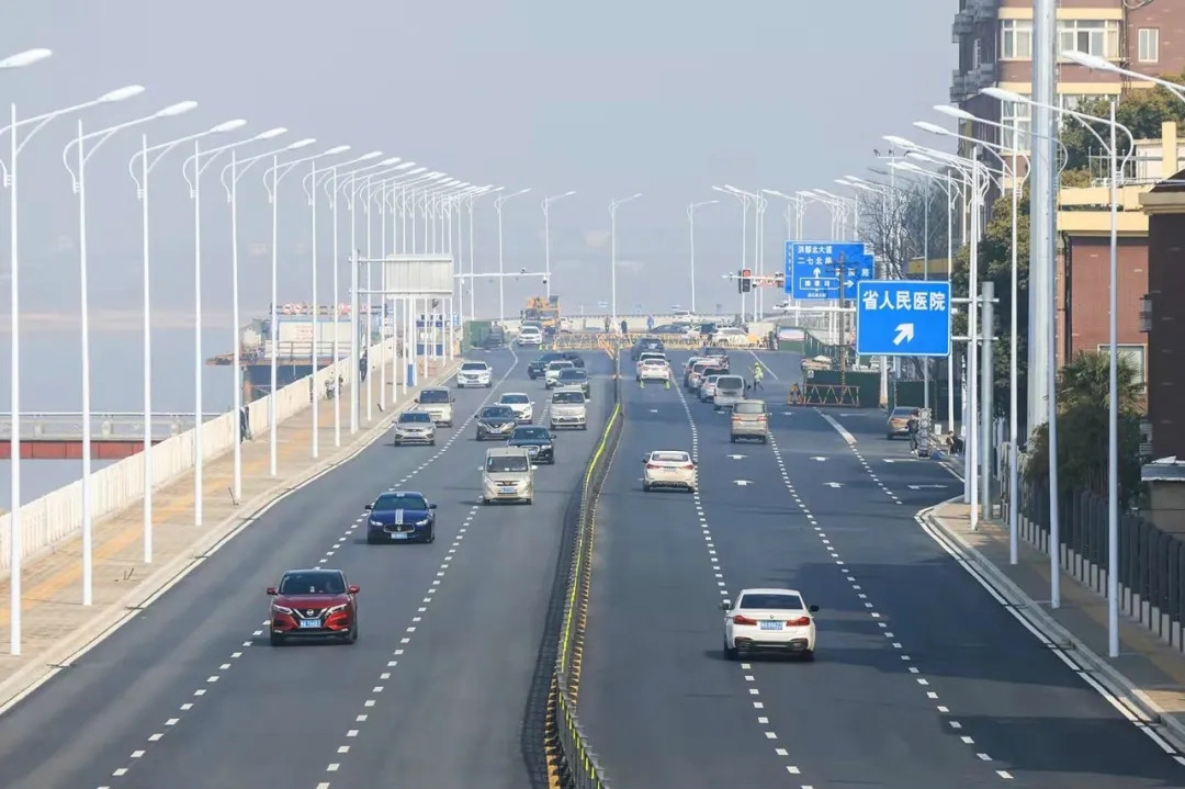 南昌城投集团“3全”工作法确保沿江中北大道(滕王阁—京九铁路)道路提升改造工程(一期)提前通车